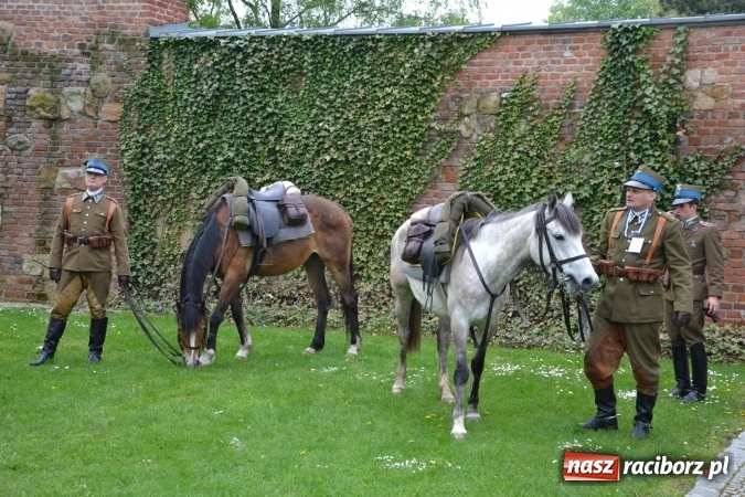 Zdjęcie w galerii na portalu naszraciborz.pl: Piknik z ułanami na zamkowym dziedzińcu  wiadomości z regionu