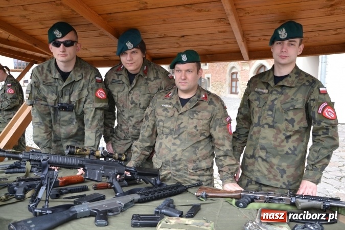 Zdjęcie w galerii na portalu naszraciborz.pl: Piknik z ułanami na zamkowym dziedzińcu  wiadomości z regionu