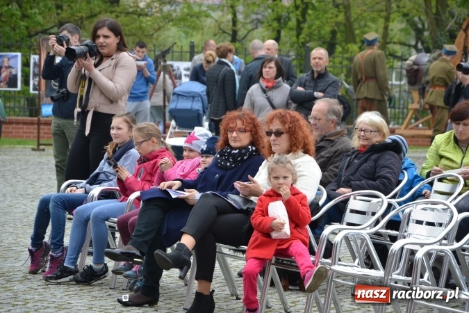 Zdjęcie w galerii na portalu naszraciborz.pl: Piknik z ułanami na zamkowym dziedzińcu  wiadomości z regionu