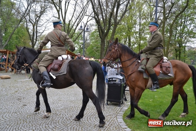 Zdjęcie w galerii na portalu naszraciborz.pl: Piknik z ułanami na zamkowym dziedzińcu  wiadomości z regionu