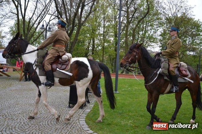 Zdjęcie w galerii na portalu naszraciborz.pl: Piknik z ułanami na zamkowym dziedzińcu  wiadomości z regionu