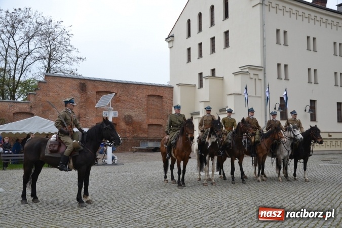 Zdjęcie w galerii na portalu naszraciborz.pl: Piknik z ułanami na zamkowym dziedzińcu  wiadomości z regionu