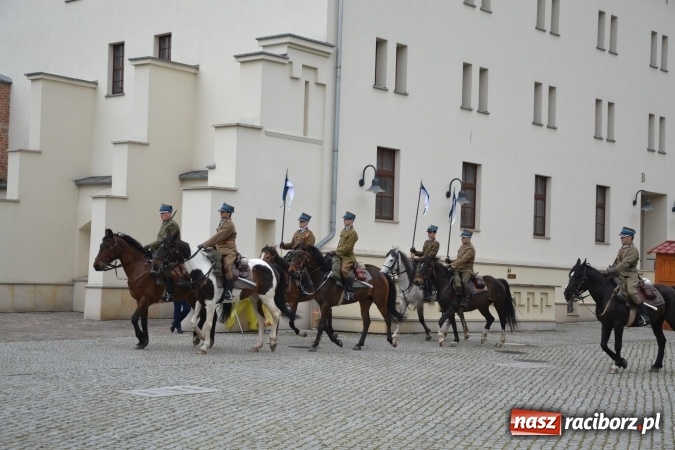 Zdjęcie w galerii na portalu naszraciborz.pl: Piknik z ułanami na zamkowym dziedzińcu  wiadomości z regionu