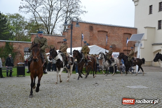 Zdjęcie w galerii na portalu naszraciborz.pl: Piknik z ułanami na zamkowym dziedzińcu  wiadomości z regionu