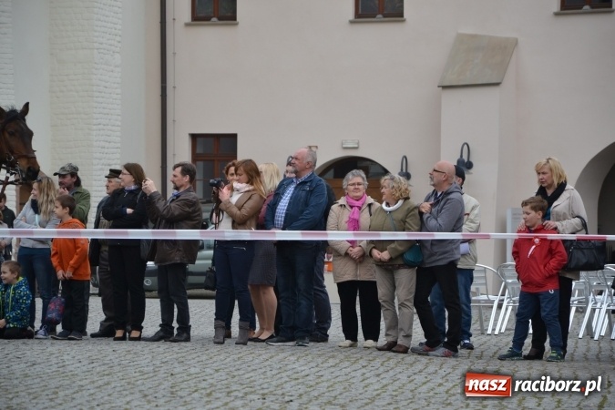 Zdjęcie w galerii na portalu naszraciborz.pl: Piknik z ułanami na zamkowym dziedzińcu  wiadomości z regionu