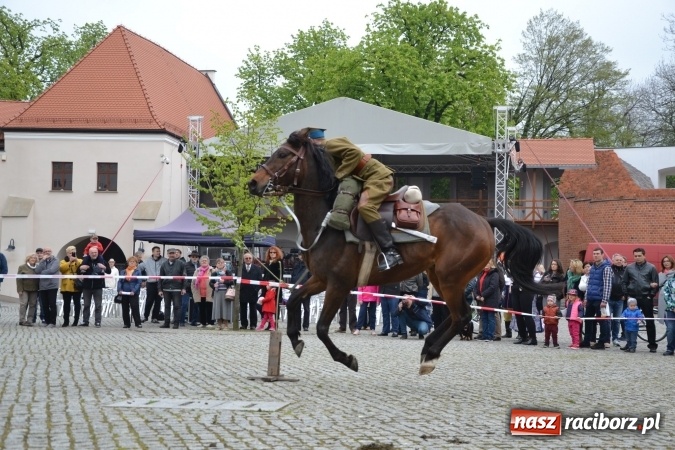 Zdjęcie w galerii na portalu naszraciborz.pl: Piknik z ułanami na zamkowym dziedzińcu  wiadomości z regionu