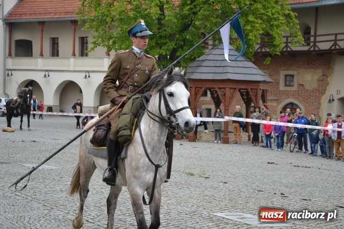 Zdjęcie w galerii na portalu naszraciborz.pl: Piknik z ułanami na zamkowym dziedzińcu  wiadomości z regionu