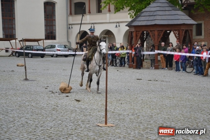Zdjęcie w galerii na portalu naszraciborz.pl: Piknik z ułanami na zamkowym dziedzińcu  wiadomości z regionu