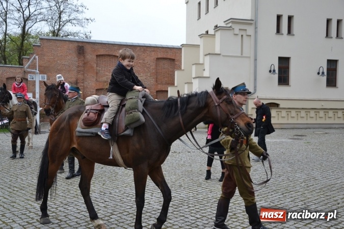 Zdjęcie w galerii na portalu naszraciborz.pl: Piknik z ułanami na zamkowym dziedzińcu  wiadomości z regionu