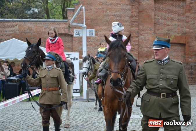 Zdjęcie w galerii na portalu naszraciborz.pl: Piknik z ułanami na zamkowym dziedzińcu  wiadomości z regionu