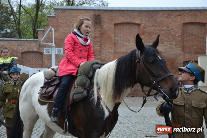 Zdjęcie w galerii na portalu naszraciborz.pl: Piknik z ułanami na zamkowym dziedzińcu  wiadomości z regionu
