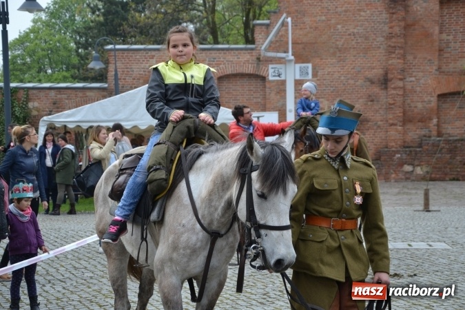 Zdjęcie w galerii na portalu naszraciborz.pl: Piknik z ułanami na zamkowym dziedzińcu  wiadomości z regionu