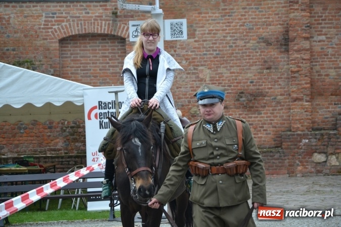 Zdjęcie w galerii na portalu naszraciborz.pl: Piknik z ułanami na zamkowym dziedzińcu  wiadomości z regionu