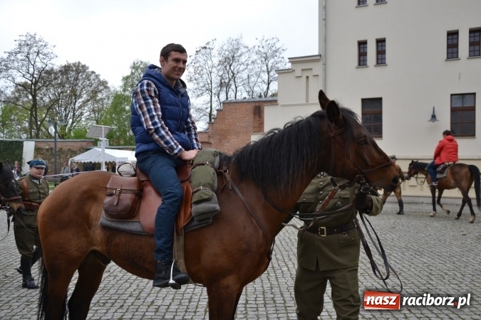 Zdjęcie w galerii na portalu naszraciborz.pl: Piknik z ułanami na zamkowym dziedzińcu  wiadomości z regionu
