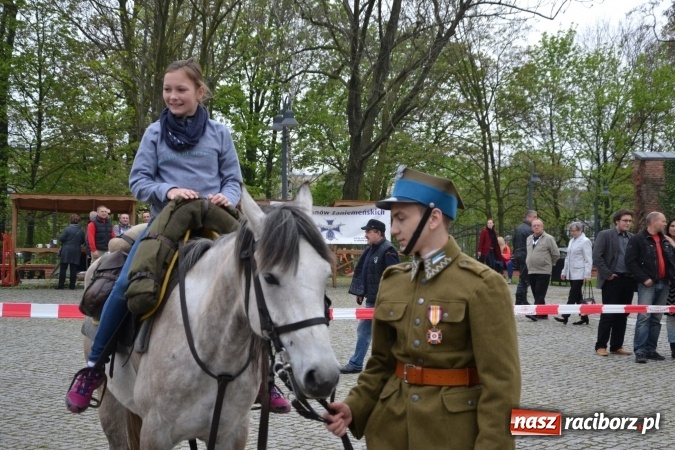 Zdjęcie w galerii na portalu naszraciborz.pl: Piknik z ułanami na zamkowym dziedzińcu  wiadomości z regionu