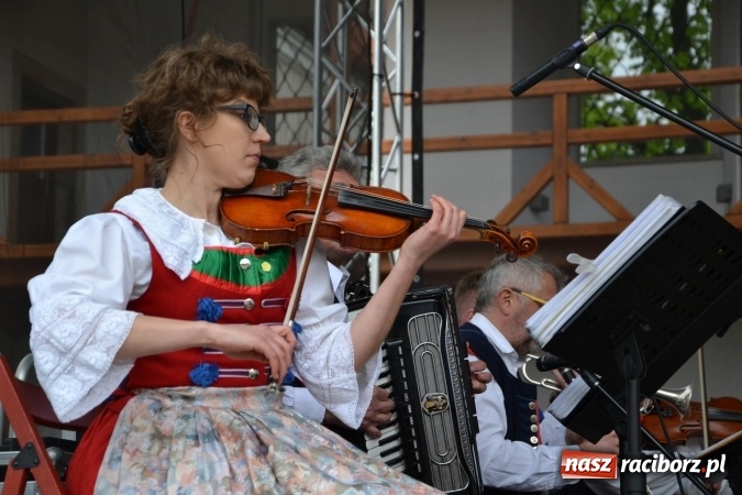 Zdjęcie w galerii na portalu naszraciborz.pl: Piknik z ułanami na zamkowym dziedzińcu  wiadomości z regionu