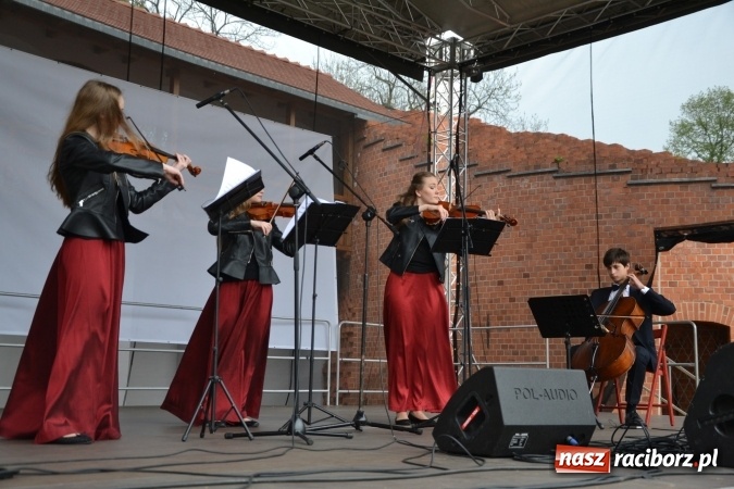 Zdjęcie w galerii na portalu naszraciborz.pl: Piknik z ułanami na zamkowym dziedzińcu  wiadomości z regionu