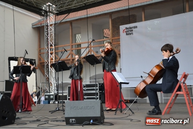 Zdjęcie w galerii na portalu naszraciborz.pl: Piknik z ułanami na zamkowym dziedzińcu  wiadomości z regionu