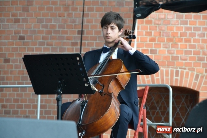 Zdjęcie w galerii na portalu naszraciborz.pl: Piknik z ułanami na zamkowym dziedzińcu  wiadomości z regionu