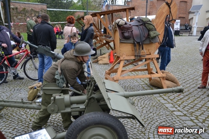 Zdjęcie w galerii na portalu naszraciborz.pl: Piknik z ułanami na zamkowym dziedzińcu  wiadomości z regionu