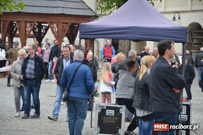 Zdjęcie w galerii na portalu naszraciborz.pl: Piknik z ułanami na zamkowym dziedzińcu  wiadomości z regionu