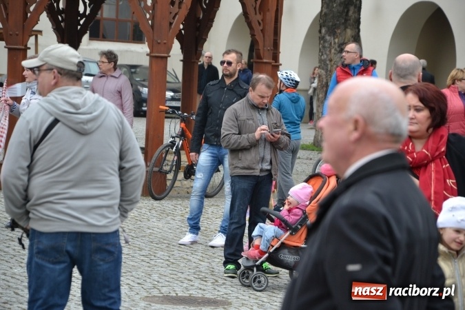 Zdjęcie w galerii na portalu naszraciborz.pl: Piknik z ułanami na zamkowym dziedzińcu  wiadomości z regionu