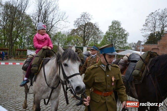 Zdjęcie w galerii na portalu naszraciborz.pl: Piknik z ułanami na zamkowym dziedzińcu  wiadomości z regionu