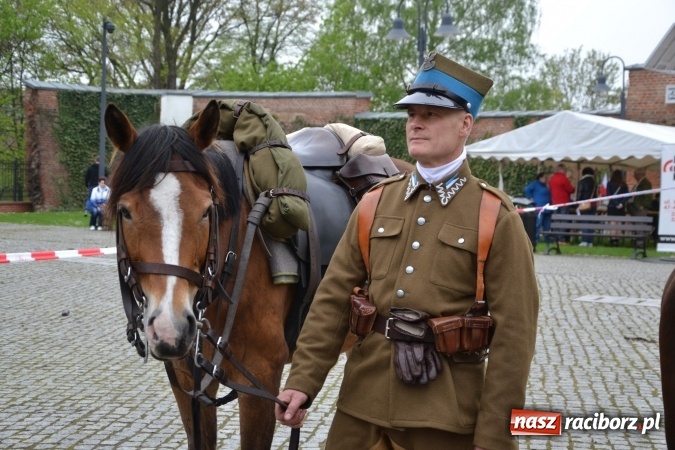 Zdjęcie w galerii na portalu naszraciborz.pl: Piknik z ułanami na zamkowym dziedzińcu  wiadomości z regionu