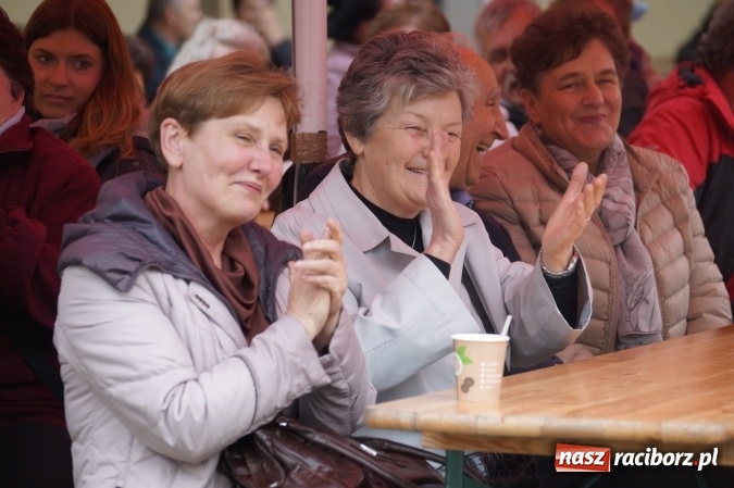 Zdjęcie w galerii na portalu naszraciborz.pl: Muzyką biesiadną rozpoczął się trzeci dzień majówki w Nędzy  wiadomości z regionu