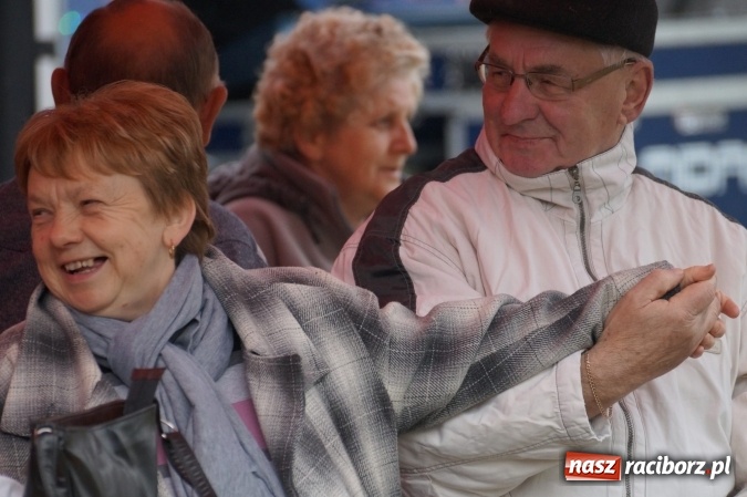 Zdjęcie w galerii na portalu naszraciborz.pl: Muzyką biesiadną rozpoczął się trzeci dzień majówki w Nędzy  wiadomości z regionu