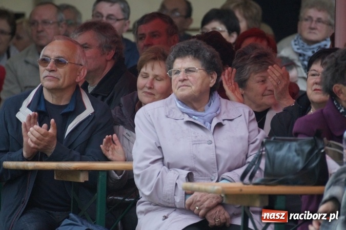 Zdjęcie w galerii na portalu naszraciborz.pl: Muzyką biesiadną rozpoczął się trzeci dzień majówki w Nędzy  wiadomości z regionu