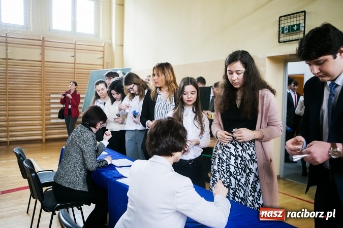 Zdjęcie w galerii na portalu naszraciborz.pl: Matura 2017 - dobre nastroje wśród uczniów II LO przed egzaminem z języka polskiego  wiadomości z regionu