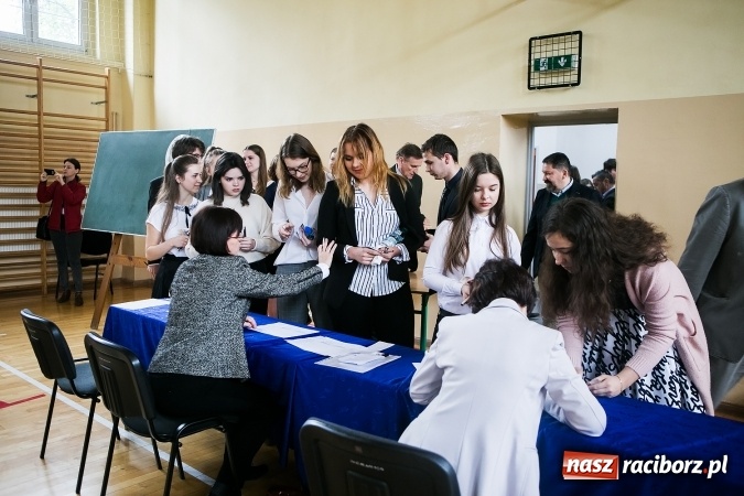 Zdjęcie w galerii na portalu naszraciborz.pl: Matura 2017 - dobre nastroje wśród uczniów II LO przed egzaminem z języka polskiego  wiadomości z regionu