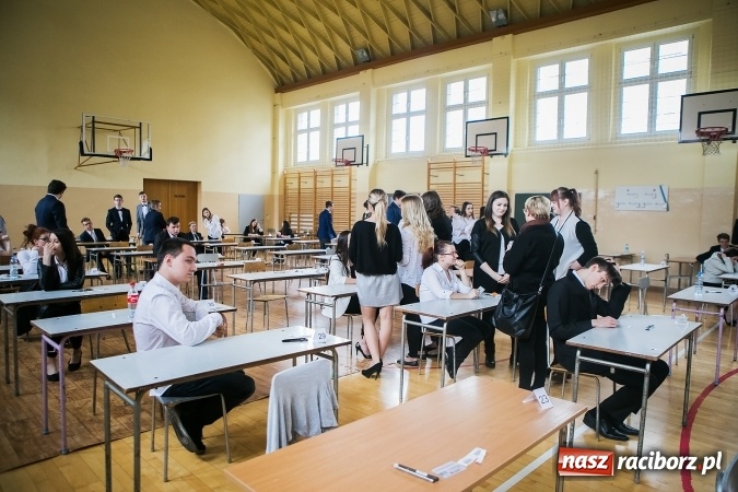 Zdjęcie w galerii na portalu naszraciborz.pl: Matura 2017 - dobre nastroje wśród uczniów II LO przed egzaminem z języka polskiego  wiadomości z regionu