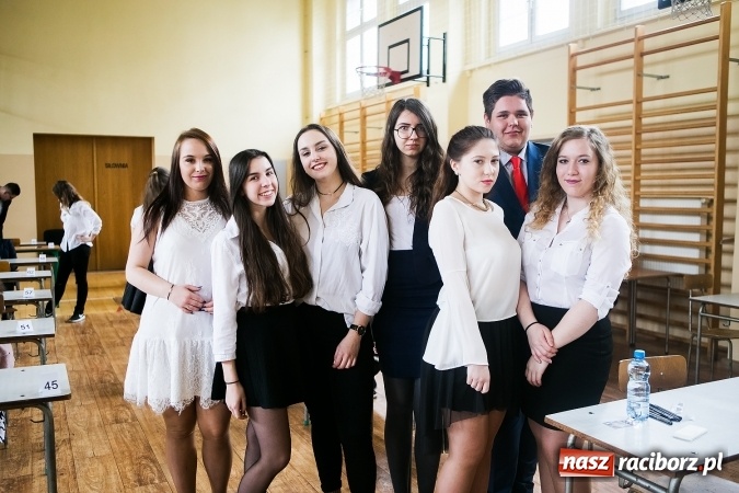 Zdjęcie w galerii na portalu naszraciborz.pl: Matura 2017 - dobre nastroje wśród uczniów II LO przed egzaminem z języka polskiego  wiadomości z regionu