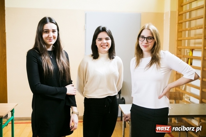 Zdjęcie w galerii na portalu naszraciborz.pl: Matura 2017 - dobre nastroje wśród uczniów II LO przed egzaminem z języka polskiego  wiadomości z regionu