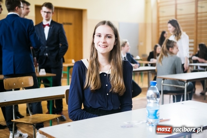 Zdjęcie w galerii na portalu naszraciborz.pl: Matura 2017 - dobre nastroje wśród uczniów II LO przed egzaminem z języka polskiego  wiadomości z regionu