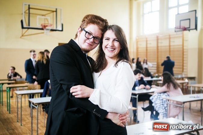 Zdjęcie w galerii na portalu naszraciborz.pl: Matura 2017 - dobre nastroje wśród uczniów II LO przed egzaminem z języka polskiego  wiadomości z regionu