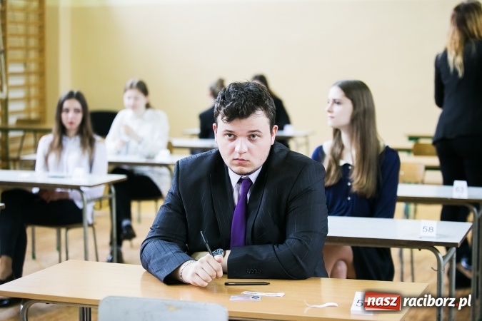 Zdjęcie w galerii na portalu naszraciborz.pl: Matura 2017 - dobre nastroje wśród uczniów II LO przed egzaminem z języka polskiego  wiadomości z regionu