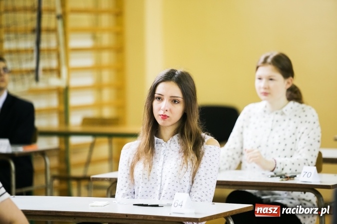 Zdjęcie w galerii na portalu naszraciborz.pl: Matura 2017 - dobre nastroje wśród uczniów II LO przed egzaminem z języka polskiego  wiadomości z regionu