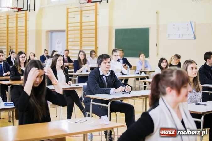 Zdjęcie w galerii na portalu naszraciborz.pl: Matura 2017 - dobre nastroje wśród uczniów II LO przed egzaminem z języka polskiego  wiadomości z regionu