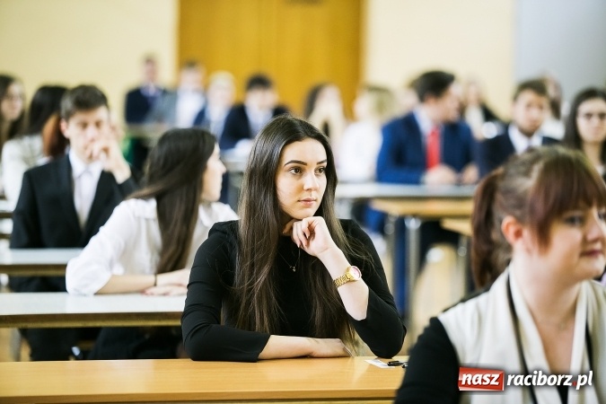 Zdjęcie w galerii na portalu naszraciborz.pl: Matura 2017 - dobre nastroje wśród uczniów II LO przed egzaminem z języka polskiego  wiadomości z regionu