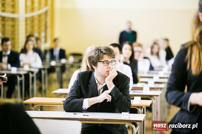 Zdjęcie w galerii na portalu naszraciborz.pl: Matura 2017 - dobre nastroje wśród uczniów II LO przed egzaminem z języka polskiego  wiadomości z regionu