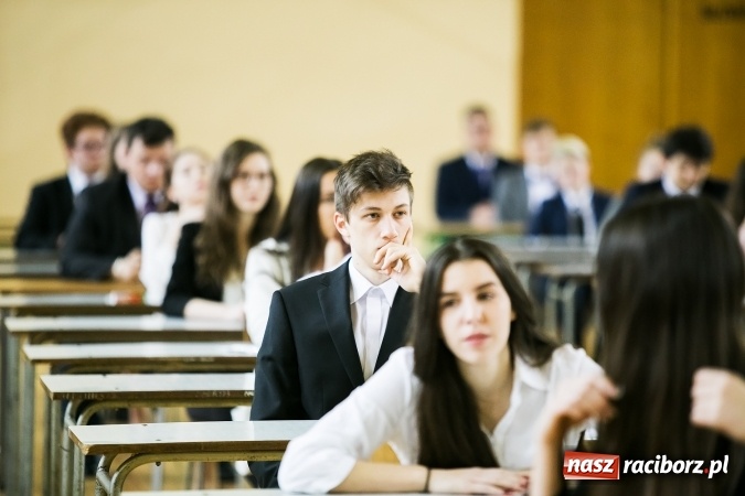 Zdjęcie w galerii na portalu naszraciborz.pl: Matura 2017 - dobre nastroje wśród uczniów II LO przed egzaminem z języka polskiego  wiadomości z regionu