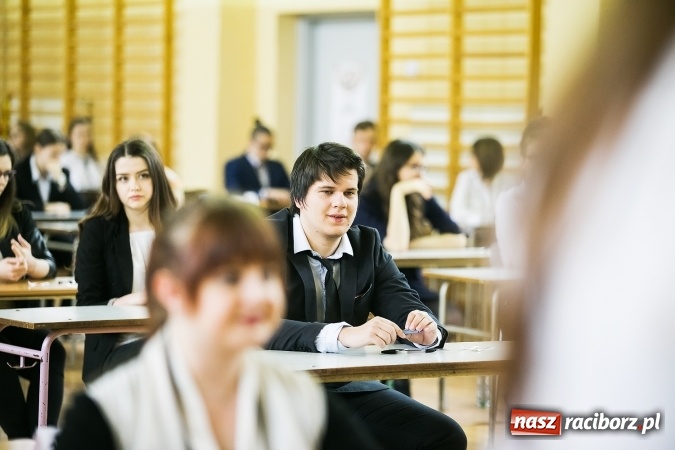 Zdjęcie w galerii na portalu naszraciborz.pl: Matura 2017 - dobre nastroje wśród uczniów II LO przed egzaminem z języka polskiego  wiadomości z regionu