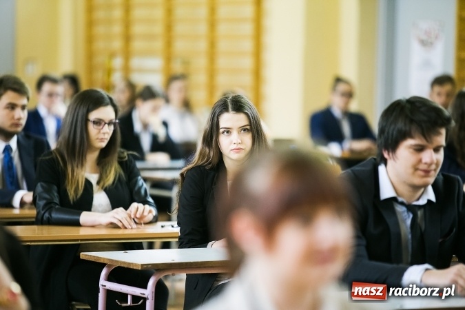 Zdjęcie w galerii na portalu naszraciborz.pl: Matura 2017 - dobre nastroje wśród uczniów II LO przed egzaminem z języka polskiego  wiadomości z regionu