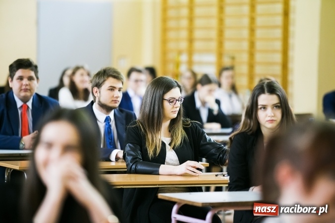 Zdjęcie w galerii na portalu naszraciborz.pl: Matura 2017 - dobre nastroje wśród uczniów II LO przed egzaminem z języka polskiego  wiadomości z regionu