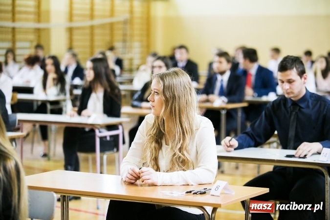 Zdjęcie w galerii na portalu naszraciborz.pl: Matura 2017 - dobre nastroje wśród uczniów II LO przed egzaminem z języka polskiego  wiadomości z regionu