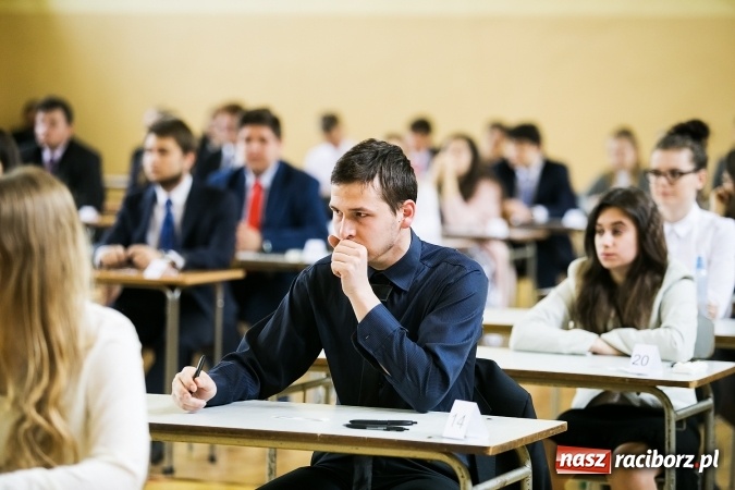 Zdjęcie w galerii na portalu naszraciborz.pl: Matura 2017 - dobre nastroje wśród uczniów II LO przed egzaminem z języka polskiego  wiadomości z regionu