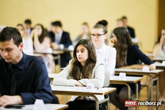 Zdjęcie w galerii na portalu naszraciborz.pl: Matura 2017 - dobre nastroje wśród uczniów II LO przed egzaminem z języka polskiego  wiadomości z regionu